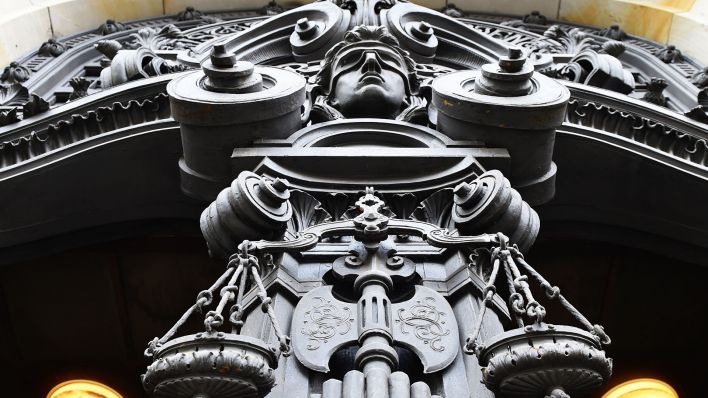 Symbolbild:Eine Justitia mit verbundenen Augen und einer Waage ist am Eingang zum neubarocken Gebäude vom Kriminalgericht Moabit.(Quelle:dpa/J.Kalaene)