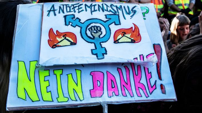 Symbolbild:Ein Schild mit der Aufschrift "Antifeminismus Nein Danke!".(Quelle:dpa/P.Zinken)