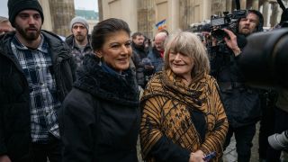 Sahra Wagenknecht (l), und Alice Schwarzer kommen zu einer Demonstration am Brandenburger Tor (Bild: dpa/Christophe Gateau)
