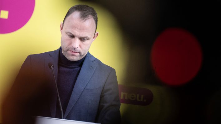 Sebastian Czaja, Spitzenkandidat der FDP Berlin, spricht während einer Pressekonferenz zum Ergebnis der Berliner Wiederholungswahl (Bild: dpa/Sebastian Gollnow)