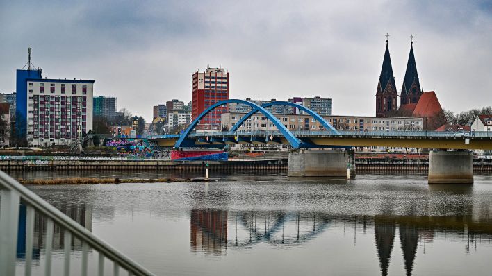 Symbolbild:Blick vom polnischen Slubice auf den Grenzübergang Stadtbrücke über den deutsch-polnischen Grenzfluss Oder mit Frankfurt (Oder) in Brandenburg.(Quelle:dpa/P.Pleul)