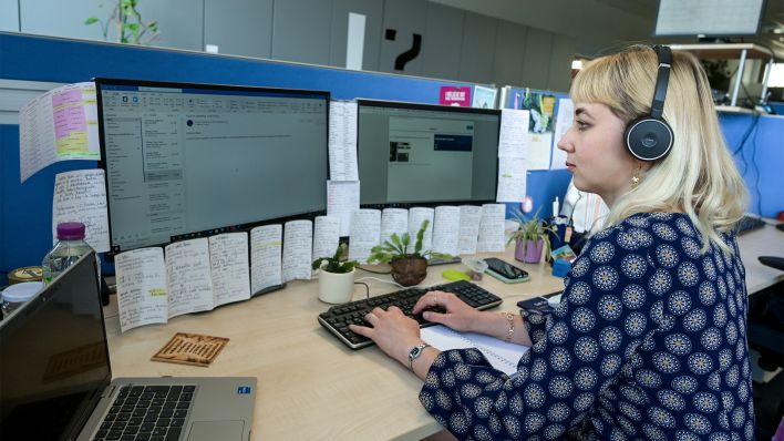 Symbolbild: Eine Frau arbeitet für Dell im IT-Kundensupport (Bild: dpa/Heiko Rebsch)