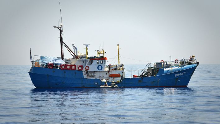 Archivbild: Das Seenotrettungsschiff "Iuventa" im Mittelmeer (Bild: dpa/Friedhold Ulonska)