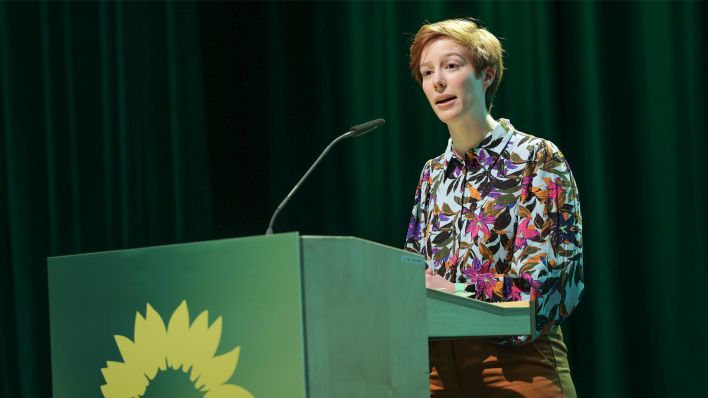 Julia Schmidt, Landesvorsitzende, spricht beim Landesparteitag von Bündnis 90/Die Grünen Brandenburg (Bild: dpa/Jörg Carstensen)