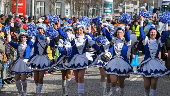 Sogenannte "Funkenmariechen" tanzen beim 30. Karnevalsumzug «Zug der fröhlichen Leute» (Bild: dpa/Patrick Pleul)