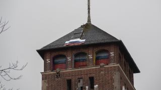 Die verbotenen Z-Symbole und eine russische Fahne sind auf dem Turm des «Kreml» auf dem Brauhausberg in Potsdam zu sehen (Bild: dpa/Paul Zinken)