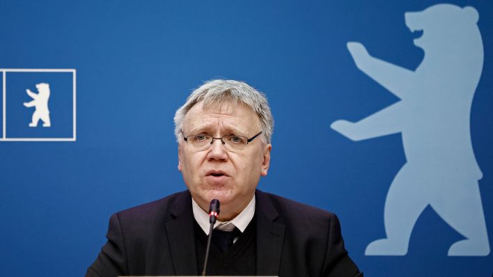 Landeswahlleiter Stephan Bröchler spricht bei einer Pressekonferenz.(Quelle:dpa/C.Koall)