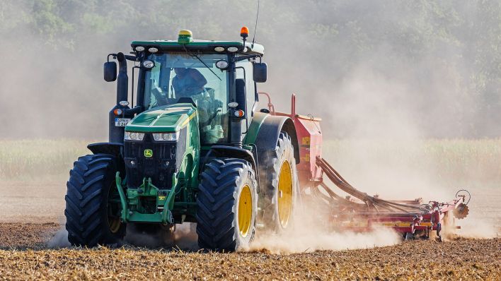 Symbolbild:Mit einer an einen Traktor angehängten Drillmaschine sät ein Bauer Winterraps auf einem trockenenen Feld aus.(Quelle:dpa/F.Hammerschmidt)