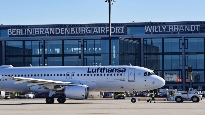 Symbolbild:Ein Passagierflugzeug der Fluggesellschaft Lufthansa vor dem Terminal des Hauptstadtflughafens Berlin-Brandenburg (BER).(Quelle:dpa/P.Pleul)