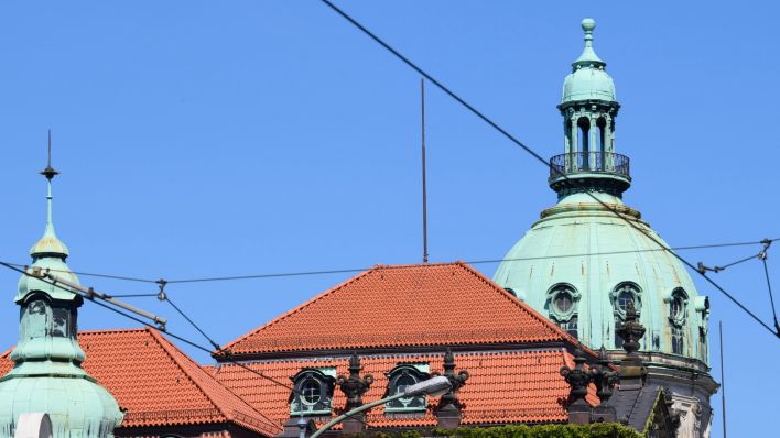 Das Dach des Potsdamer Rathauses, zu sehen ist die grüne Kuppel mit kleinem Türmchen. (Symbolbild) Bild: picture alliance/dpa/ Soeren Stache