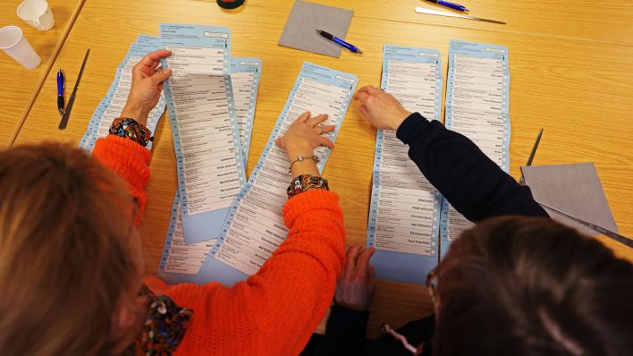 Nach der Wiederholungswahl zum Berliner Abgeordnetenhaus werden bei einer Öffentlichen Auszählung Wahlbriefe im Bezirk Lichtenberg nachgezählt.(Quelle:dpa/J.Carstensen)
