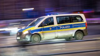 Ein Polizeiauto fährt mit Blaulicht zu einem Einsatz (Bild: dpa/Monika Skolimowska)