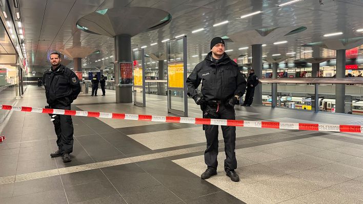 Polizisten sichern einen Teil des Hauptbahnhofes (Bild: dpa/Dominik Totaro)
