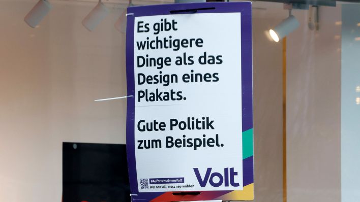 Wahlplakat von Volt zur Wiederholungswahl zum Berliner Abgeordnetenhaus (Bild: dpa/Sebastian Gabsch)