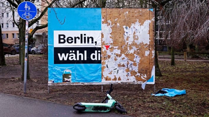 Beschädigtes Wahlplakat am 07.01.2023 zur Wiederholungswahl zum Berliner Abgeordnetenhaus.(Quelle:dpa/Geisler-Fotopress)