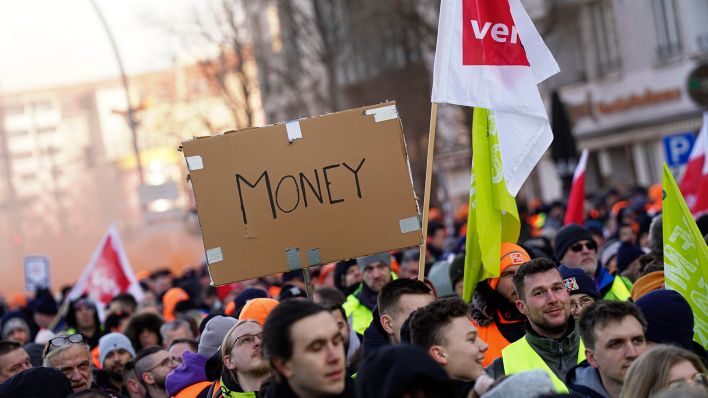 Teilnehmer einer Demonstration und Warnstreik der Gewerkschaft Verdi.(Quelle:dpa/J.Krick)
