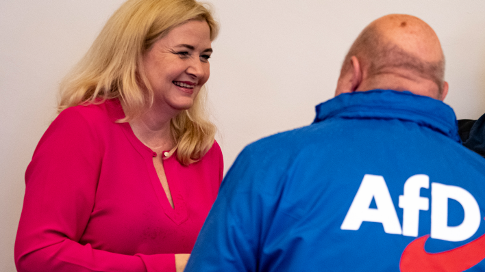 AfD-Spitzenkandidatin Kristin Brinker spricht mit einem Mann in AfD-Jacke (Symbolbild, Sept., 2021). Bild: picture alliance/dpa | Fabian Sommer