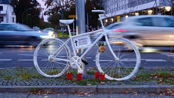 Illustration: Ein weisses Fahrrad, ein sogenanntes "Geisterrad", steht an einer Kreuzung an einer Stelle, an der ein Radfahrer im Verkehr getoetet wurde. (Foto: dpa)