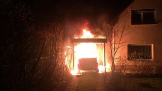 Archivbild: Ein brennendes Fahrzeug steht in Berlin-Neukölln in der Garage von Linken-Politiker Ferat Kocak. (Quelle: dpa/F. Kocak)