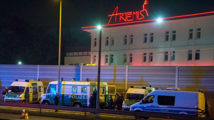 Archivbild. Polizeifahrzeuge stehen am 13.04.2016 vor dem Großbordell Artemis in Berlin. Polizei und Zoll führten eine Großrazzia in dem Nobelbordell durch. (Quelle: dpa/T. Moll)