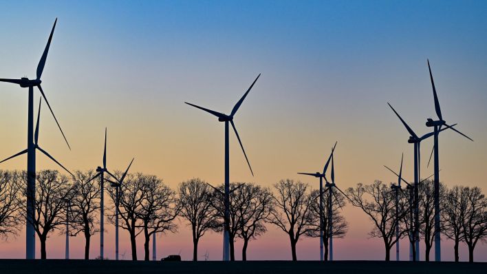 Sonnenaufgang über dem Windenergiepark «Odervorland». Laut Angaben vom Bundesverband WindEnergie e.V. nimmt das Binnenland Brandenburg Platz 2 in der Rangliste der Bundesländer mit der größten installierten Leistung bei Windenergieanlagen ein. (Quelle: dpa/Patrick Pleul)