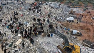 Zivilschutzmitarbeiter und Anwohner durchsuchen die Trümmer eingestürzter Gebäude nach Überlebenden, nachdem Erdbeben der Stärke 7,8 in Syrien und der Türkei Gebäude erschütterten und über 900 Menschen das Leben kosteten. (Quelle: dpa/G. Alsayed)