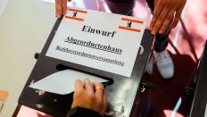 Eine Wählerin wirft den Stimmzettel für das Berliner Abgeordnetenhaus und die Bezirksverordnetenversammlung im Wahllokal in die Urne. (Quelle: dpa/Christoph Soeder)