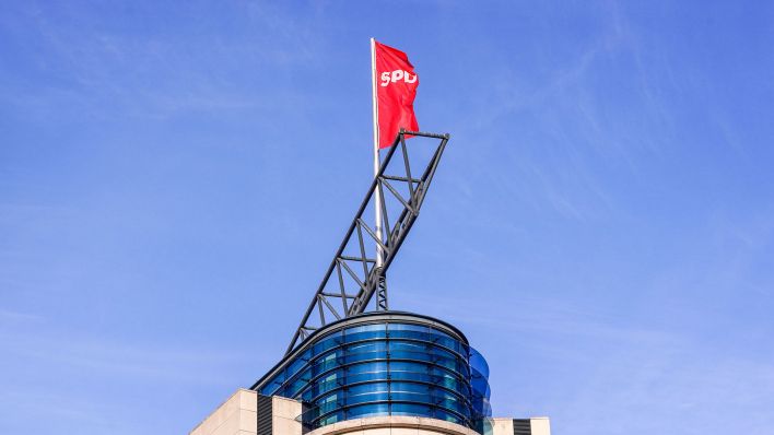 Fahne auf der SPD-Parteizentrale, Willy-Brand Haus (Quelle: dpa)