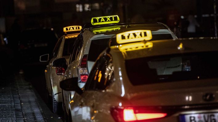 Taxis stehen in Berlin. (Quelle: dpa/Paul Zinken)