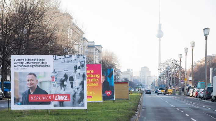 Wahlplakate für die bevorstehende Wiederholungswahl zum Berliner Abgeordnetenhaus auf der Frankfurter Allee vor dem Berliner Fernsehturm (Quelle: dpa/Ben Kriemann)