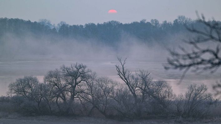 Sonnenaufgang über der Landschaft in Brandenburg (Quelle: dpa/Patrick Pleul)