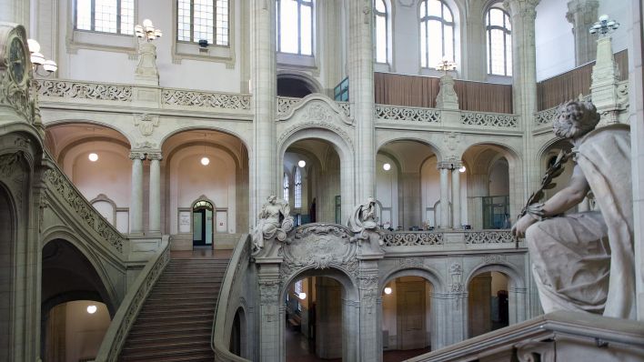 Blick in das Treppenhaus des Amtsgericht Tiergarten in Berlin (Quelle: dpa/Soeren Stache)
