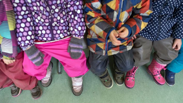 Symbolbild: Kinder in einer Kita. (Quelle: dpa/Ralf Hirschberger)