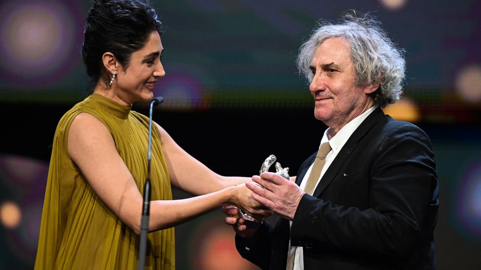 Philippe Garrel erhält den Silbernen Bären für Beste Regie beim Film "Le grand chariot" von Jury-Mitglied Golshifteh Farahani bei der Preisverleihung der Berlinale. (Quelle: dpa/M. Skolimowska)