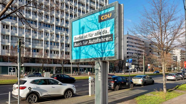 Ein CDU-Plakat mit der Aufschrift "Berlin ist für alle da. Auch für Autofahrer." steht an einer Straße in Berlin. (Quelle: imago images)