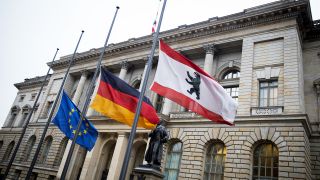 Archivbild: Die Fahnen wehen vor dem Abgeordnetenhaus in Berlin auf halbmast im Wind. (Quelle: dpa/K. Nietfeld)