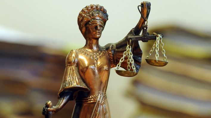 Symbolbild: Eine goldfarbene Justitia-Figur steht im Landgericht. (Quelle: dpa/B. Pedersen)