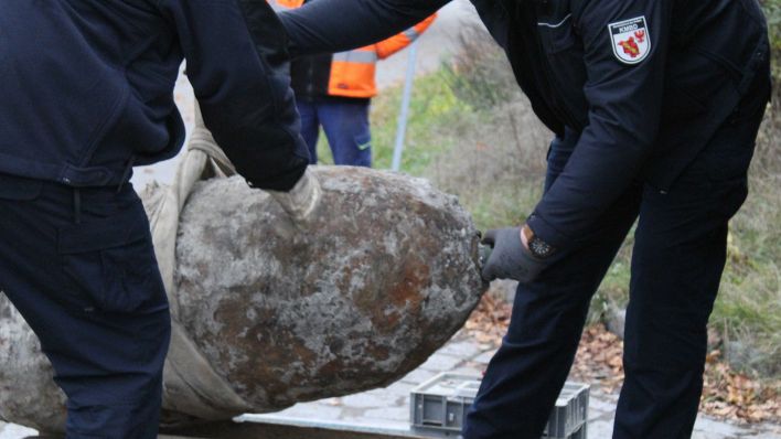 Archivbild: Eine entschärfte Weltkriegsbombe wird in Oranienburg verladen. (Quelle: dpa/C. Guttmann)