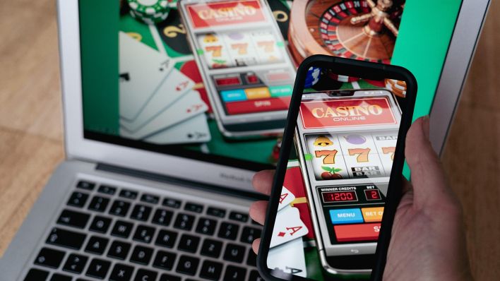 Symbolbild: Online-Glückspiel in einem Online-Casino. (Quelle: dpa/J. Krick)