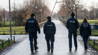 Symbolbild: Eine Doppelstreife von Polizei und Ordnungsamt geht in Berlin durch den Görlitzer Park. (Quelle: dpa/P. Zinken)