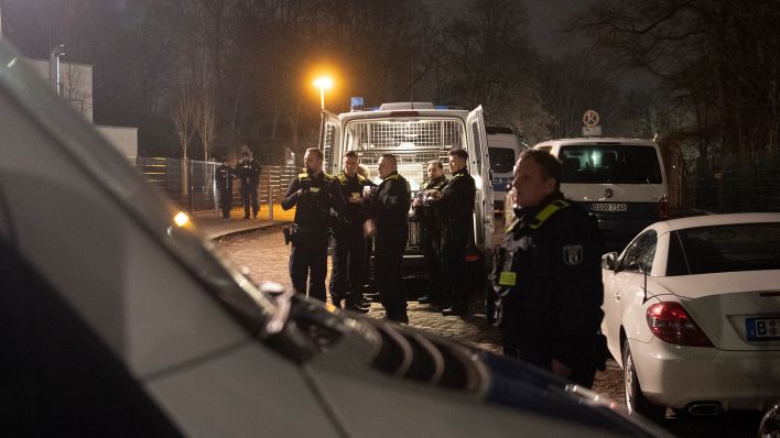 Polizisten stehen an einem Park in Pankow. Das vermisste fünfjährige Mädchen aus Berlin ist tot. Es sei am Abend mit Verletzungen von Passanten im Bürgerpark Pankow gefunden worden, sagte ein Polizeisprecher. (Quelle: dpa/P. Zinken)