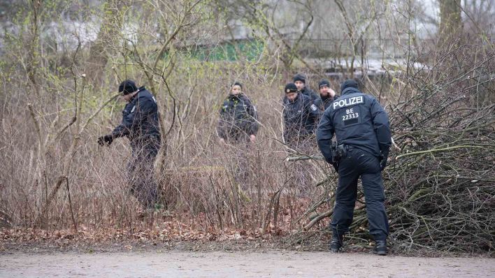 Polizeibeamte durchsuchen am 23.2.2023 den Bürgerpark in Pankow (Quelle: dpa/Paul Zinken)