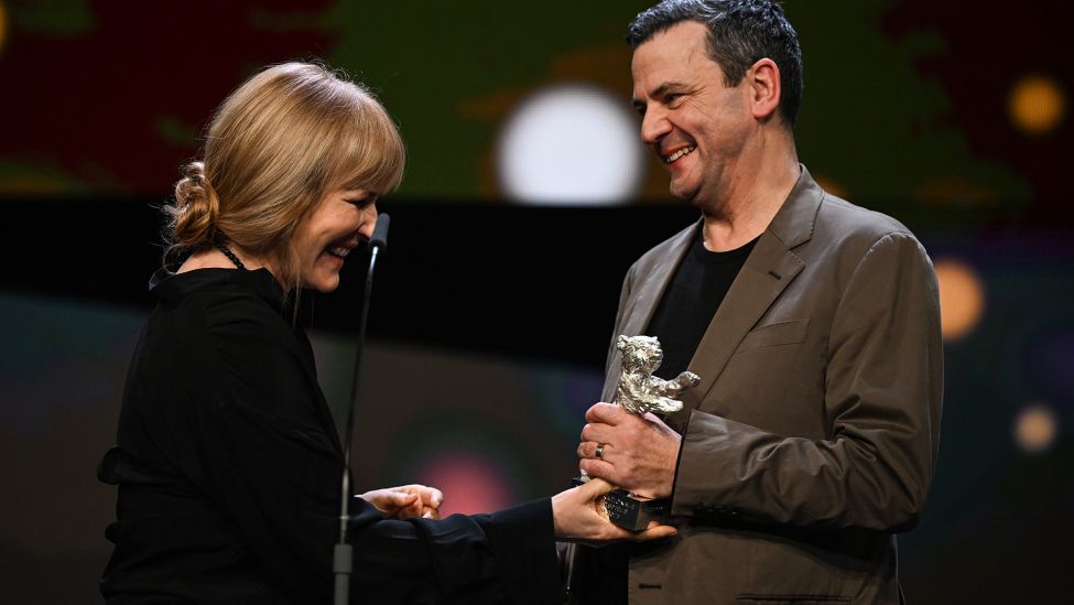 Christian Petzold erhält Silbernen Großer Preis der Jury für den Film "Roter Himmel" bei der Preisverleihung der Berlinale. (Quelle: dpa/M. Skolimowska)