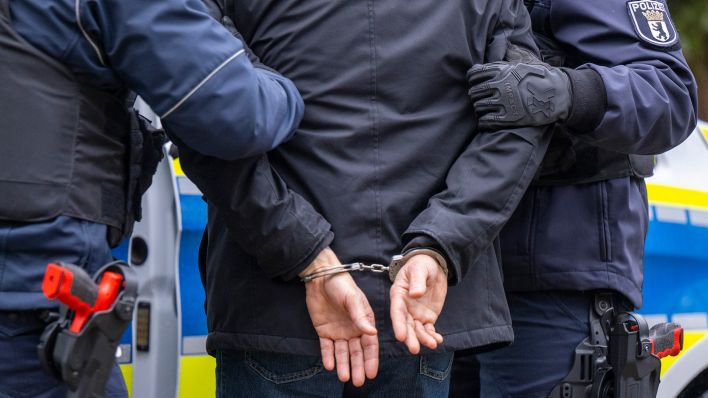 Symbolbild: Polizisten führen bei einem Probelauf mit Bodycams eine Festnahme durch. (Quelle: dpa/M. Skolimowska)