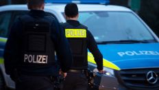 Symbolbild: Polizeibeamte nach einer Festnahme in Berlin. (Quelle: dpa/P. Zinken)