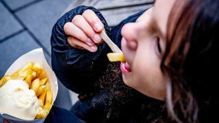 Ein Kind isst Pommes mit Mayonaise (Quelle: Robin Utrecht)