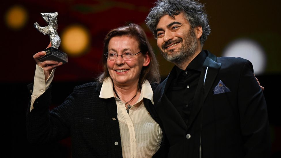 Kamerafrau Helene Louvart und Regisseur Giacomo Abbruzzese erhalten den Silbernen Bär für eine herausragende Künstlerische Leistung für den Film «Disco Boy» bei der Preisverleihung der Berlinale. (Quelle: dpa/M. Skolimowska)