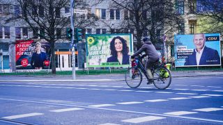 Die Spitzenkandidaten von SPD, Grünen und CDU auf Plakaten (Quelle: dpa/Flashpic/Jens Krick)