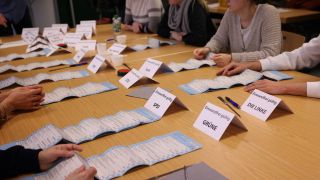 Nach der Wiederholungswahl zum Berliner Abgeordnetenhaus werden bei einer Öffentlichen Auszählung Wahlbriefe im Bezirk Lichtenberg nachgezählt. (Quelle: dpa/Jörg Carstensen)