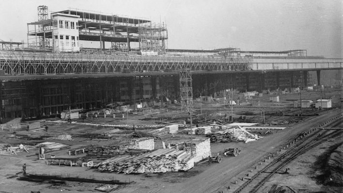 Archivbild: Bau des Flughafens Tempelhof. (Quelle: dpa/brandstaetter)